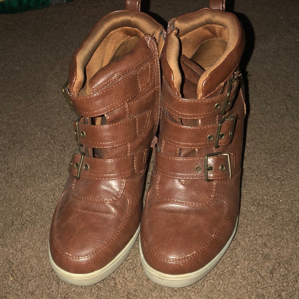 Brown wedges with straps and zipper